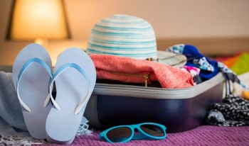 I 10 Prodotti di Cosmesi Essenziali da Portare in Vacanza per una Pelle Splendente