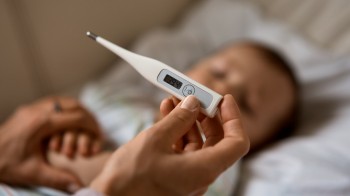 Febbre e dolori nei bambini: rimedi e cure consigliate